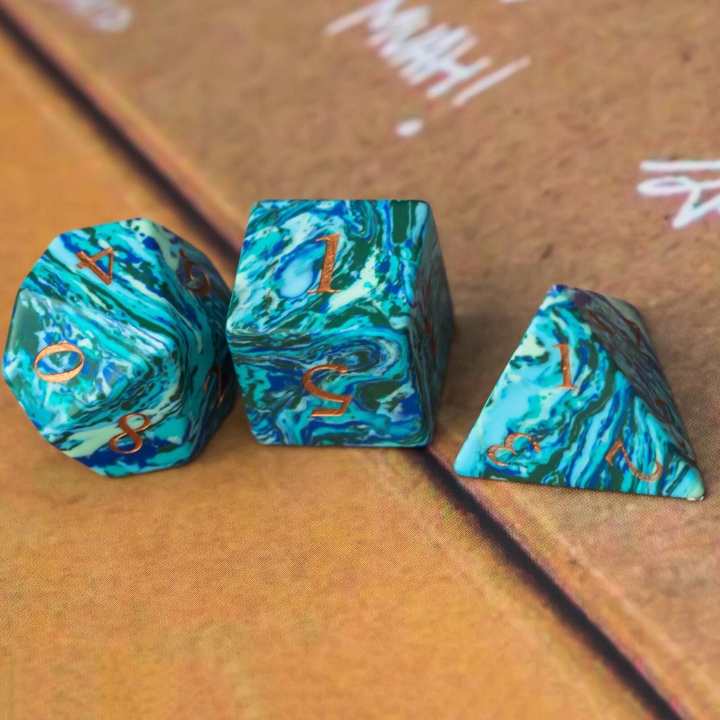 Kit de Dados RPG de Pedra - Modelo Feito a Mão - NERD BEM TRAJADO