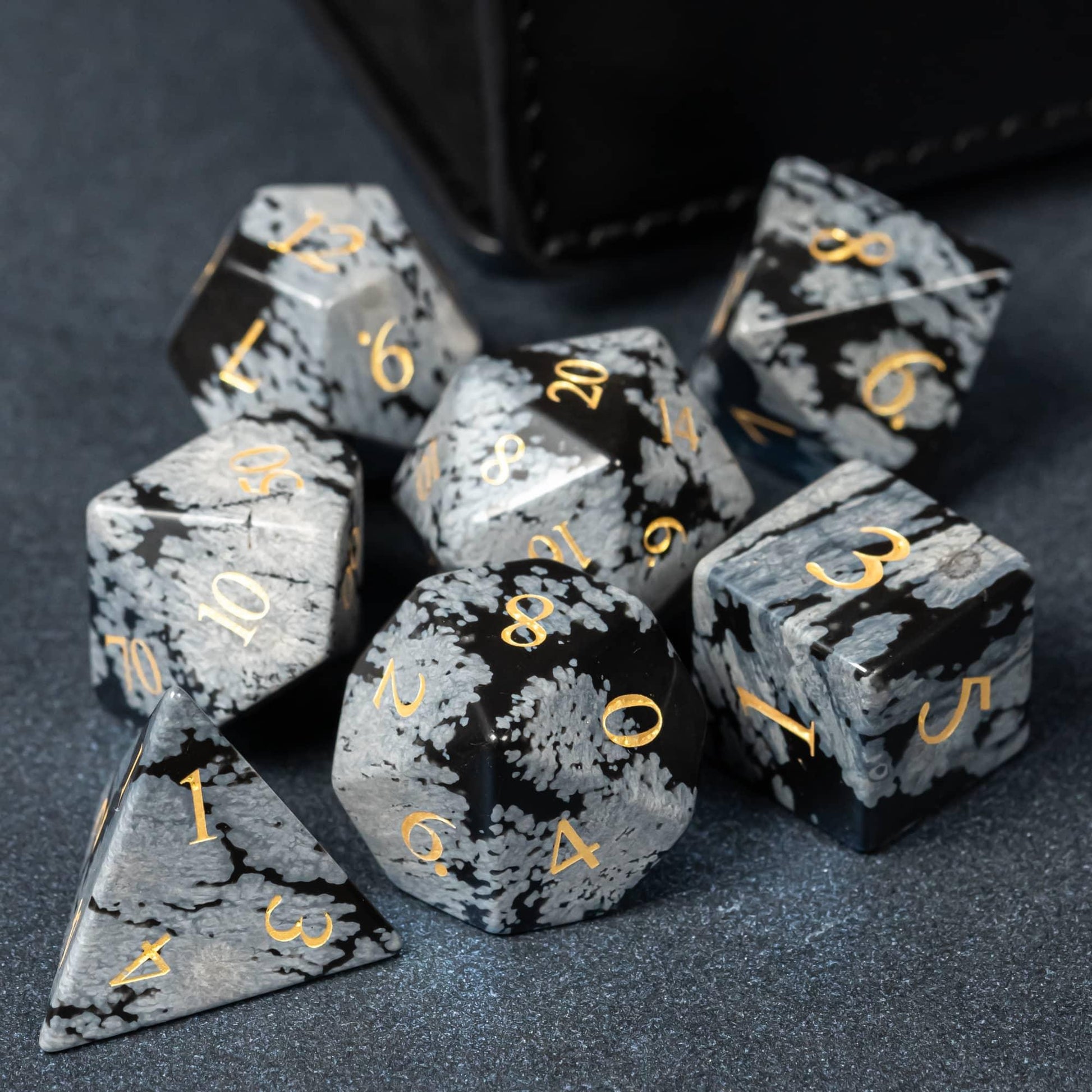 Kit de Dados RPG de Pedra - Modelo 15 - NERD BEM TRAJADO