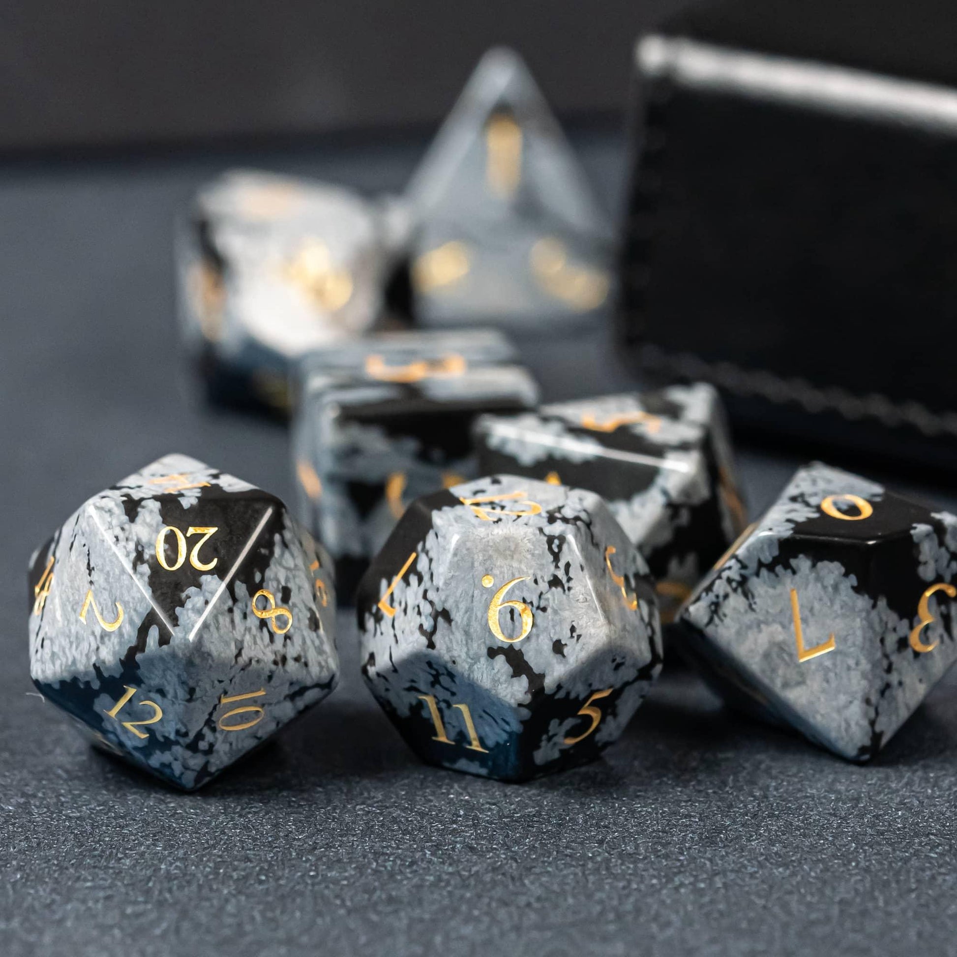 Kit de Dados RPG de Pedra - Modelo 15 - NERD BEM TRAJADO