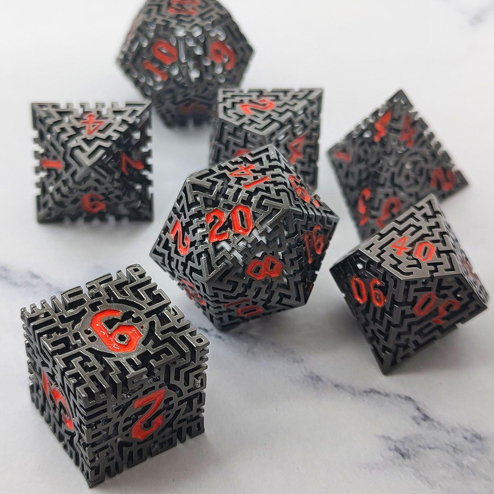 Kit de Dados RPG de Metal - Tema Maze - NERD BEM TRAJADO