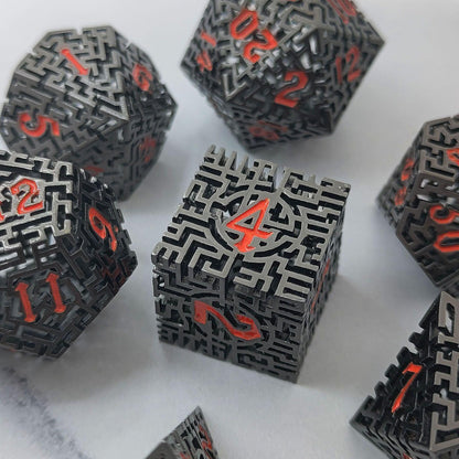 Kit de Dados RPG de Metal - Tema Maze - NERD BEM TRAJADO