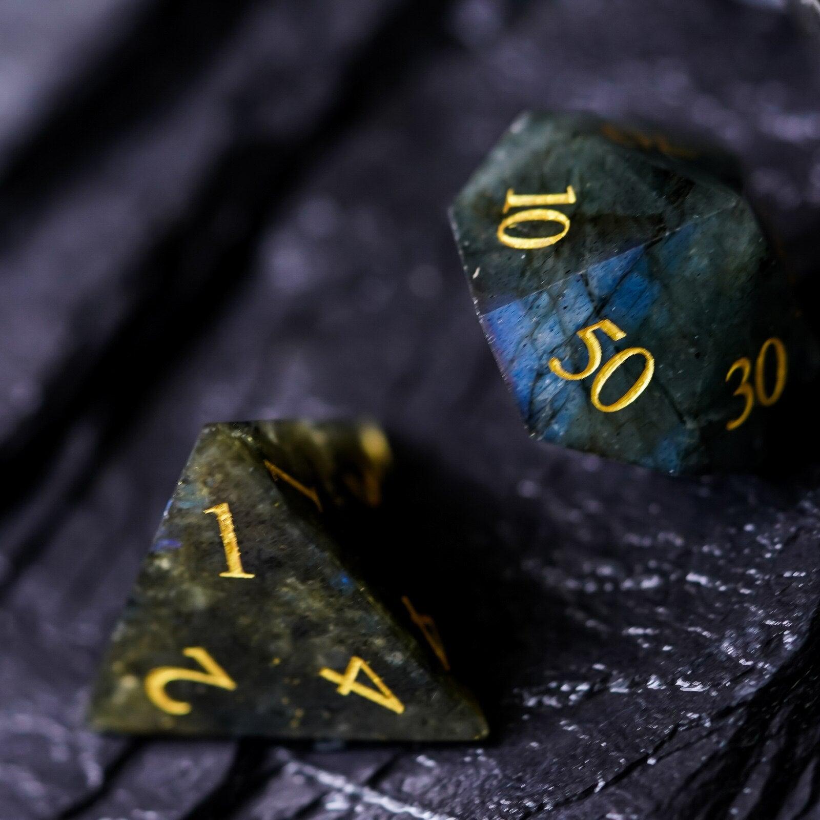 Kit de Dados RPG de Vidro/Pedra - Tema Stone - NERD BEM TRAJADO