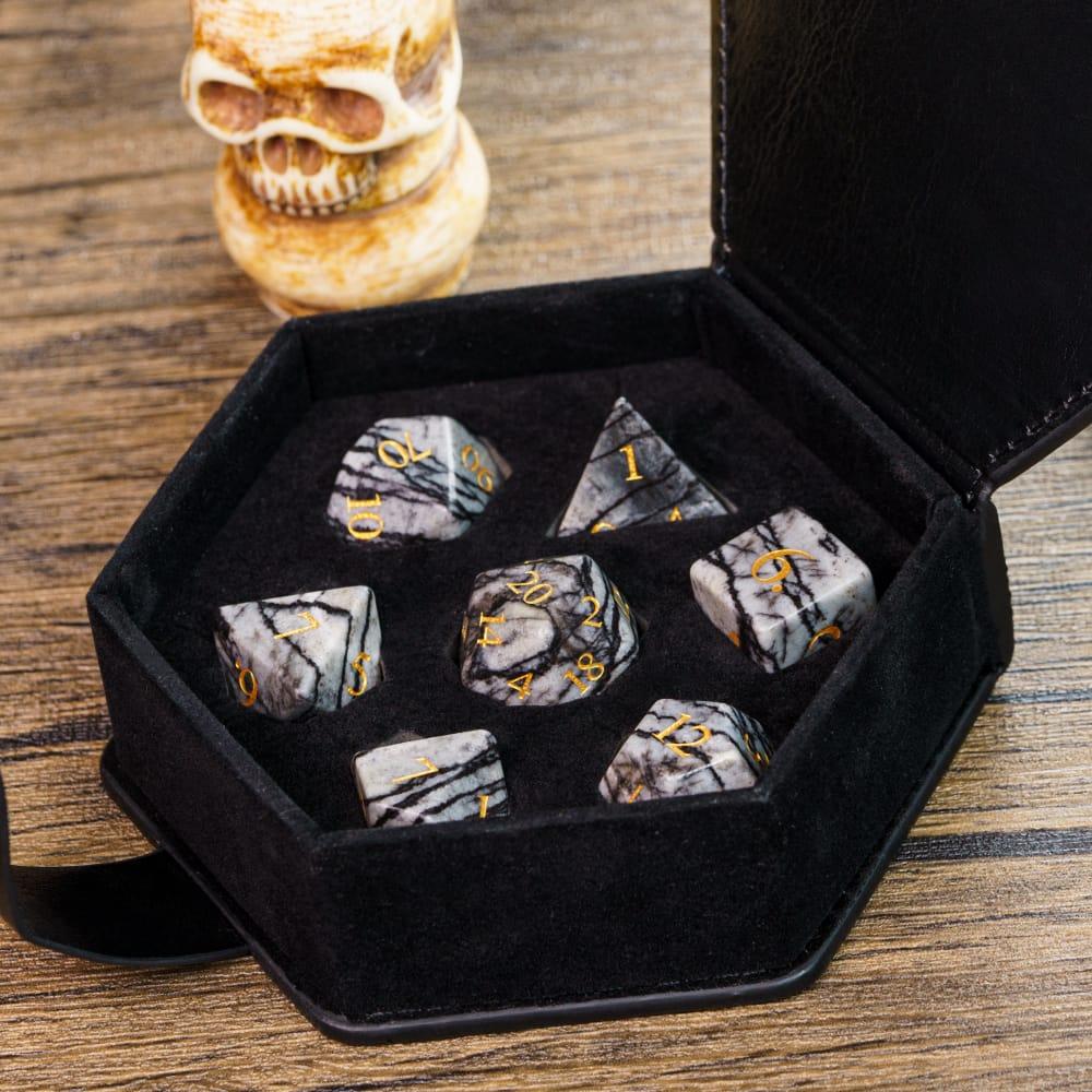 Kit de Dados RPG de Pedra - Modelo 09 - NERD BEM TRAJADO