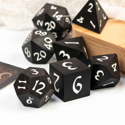 Kit de Dados RPG de Gemstone - Tema Madeira - NERD BEM TRAJADO