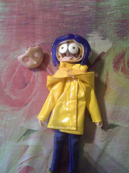 Action Figure Coraline - NERD BEM TRAJADO